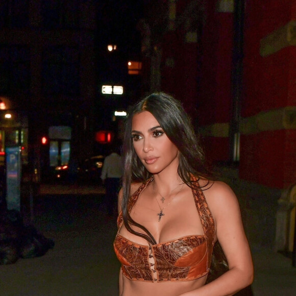 Exclusif - Kim Kardashian arrive au restaurant "Carbone" avec ses amis, La La Anthony, CMO of KKW Brands Tracy Romulus et Simon Huck à New York, le 15 juillet 2021. 