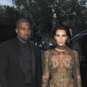 Kim Kardashian et son mari Kanye West arrivent au dîner de gala de "The Vogue 100" à Hyde Park, Londres, le 23 mai 2016. 