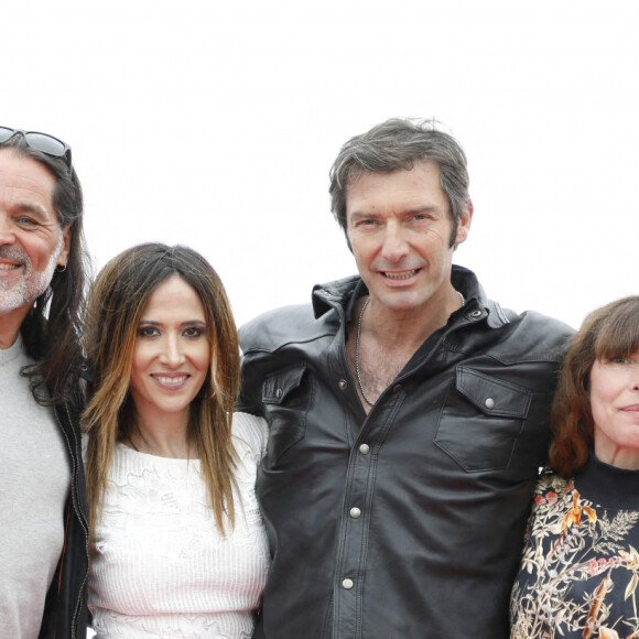 Eric Le Roux, Fabienne Carat (vêtue d'une robe imaginée par le styliste Christophe Guillarmé), Franck Semonin, Laura Fontaine - Photocall de la série "Section de Recherches" lors de la 5ème édition du Festival International Canneseries à Cannes. Le 6 avril 2022 © Denis Guignebourg / Bestimage