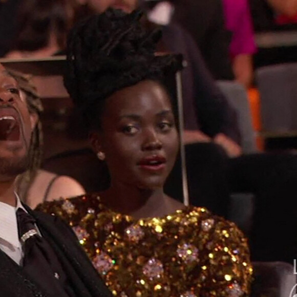 Will Smith frappe Chris Rock sur la scène des Oscars, le 27 mars 2022.