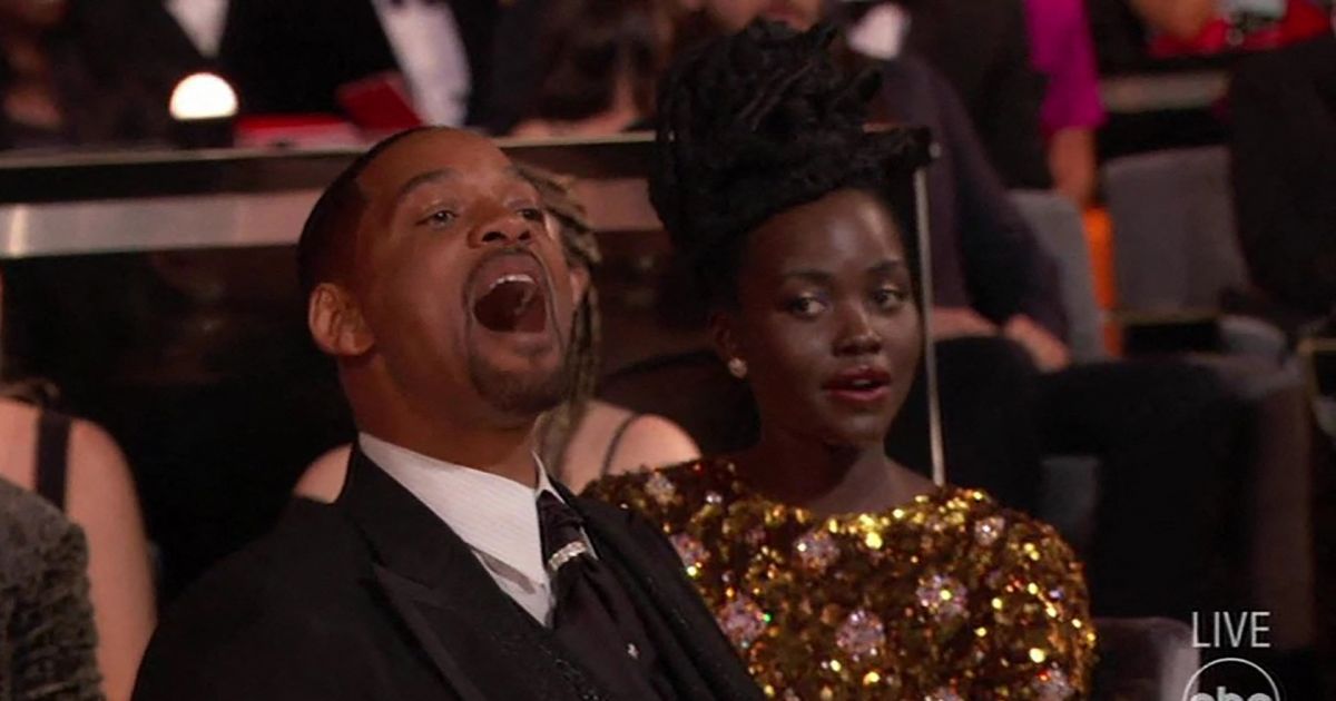 Will Smith frappe Chris Rock sur la scène des Oscars, le ...