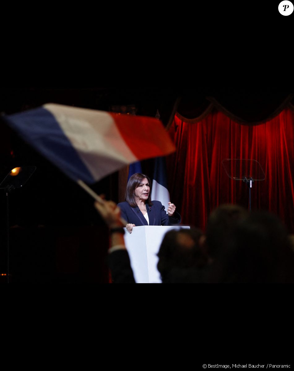 Anne Hidalgo, maire de Paris et candidate du parti socialiste - Meeting de Anne Hidalgo, candidate du parti socialiste à l'élection présidentielle, au Cirque d'Hiver à Paris le 3 avril 2022. © Michael Baucher / Panoramic / Bestimage