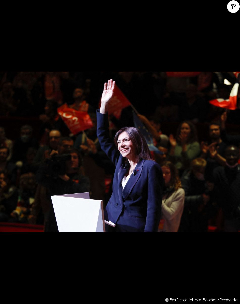Anne Hidalgo, maire de Paris et candidate du parti socialiste - Meeting de Anne Hidalgo, candidate du parti socialiste à l'élection présidentielle, au Cirque d'Hiver à Paris le 3 avril 2022. © Michael Baucher / Panoramic / Bestimage