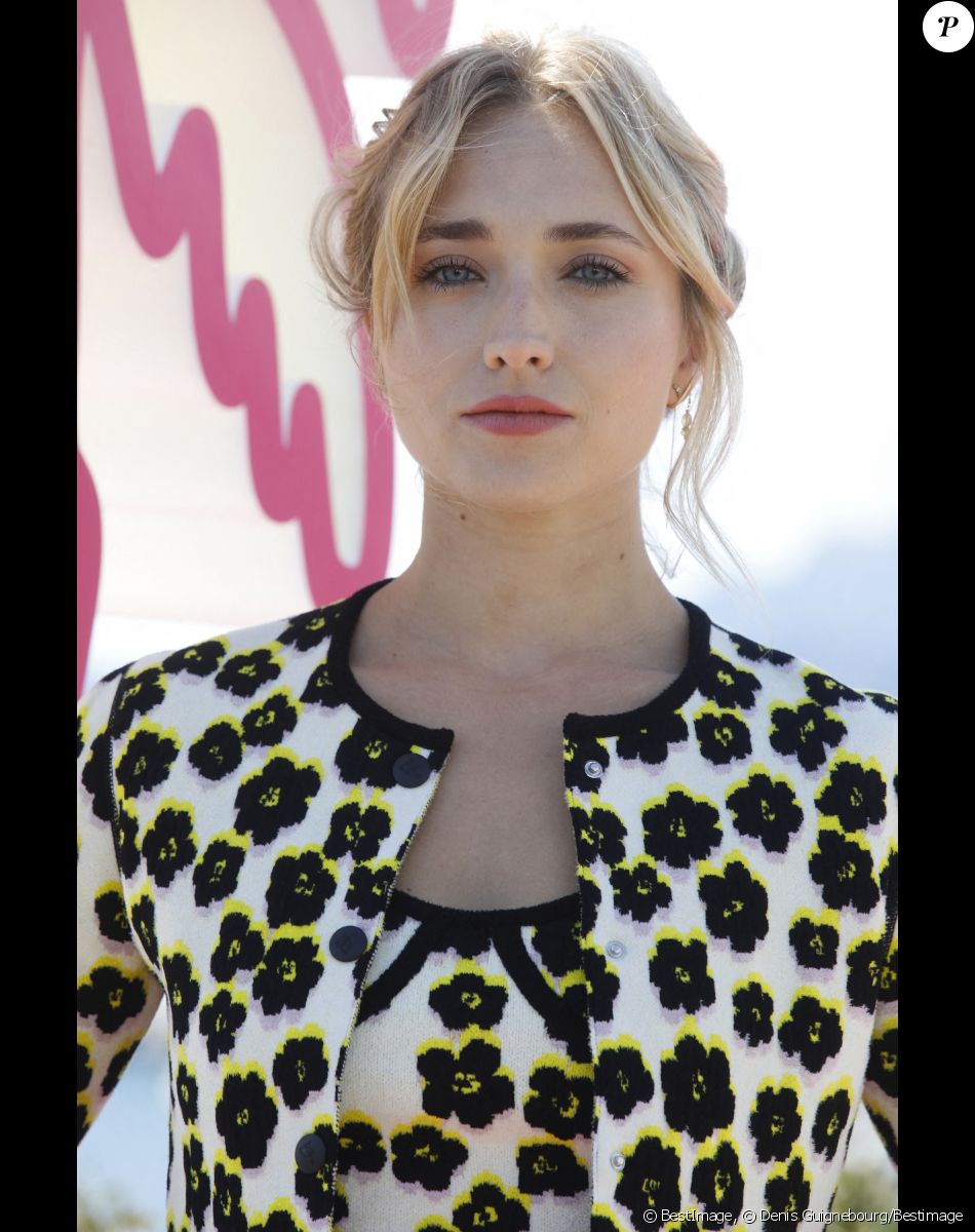 Chloé Jouannet au photocall de la saison 2 de la série "Derby Girl" lors de la 5ème saison du festival International des Séries "Canneseries" à Cannes, France, le 4 avril 2022. © Denis Guignebourg/Bestimage