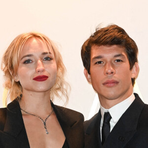 Chloe Jouannet et Sandor Funtek (habillé en Dior Homme et montre TAG Heuer) - Photocall au Fouquet's après la 47ème cérémonie des César à Paris le 26 février 2022. © Coadic Guirec / Bestimage 