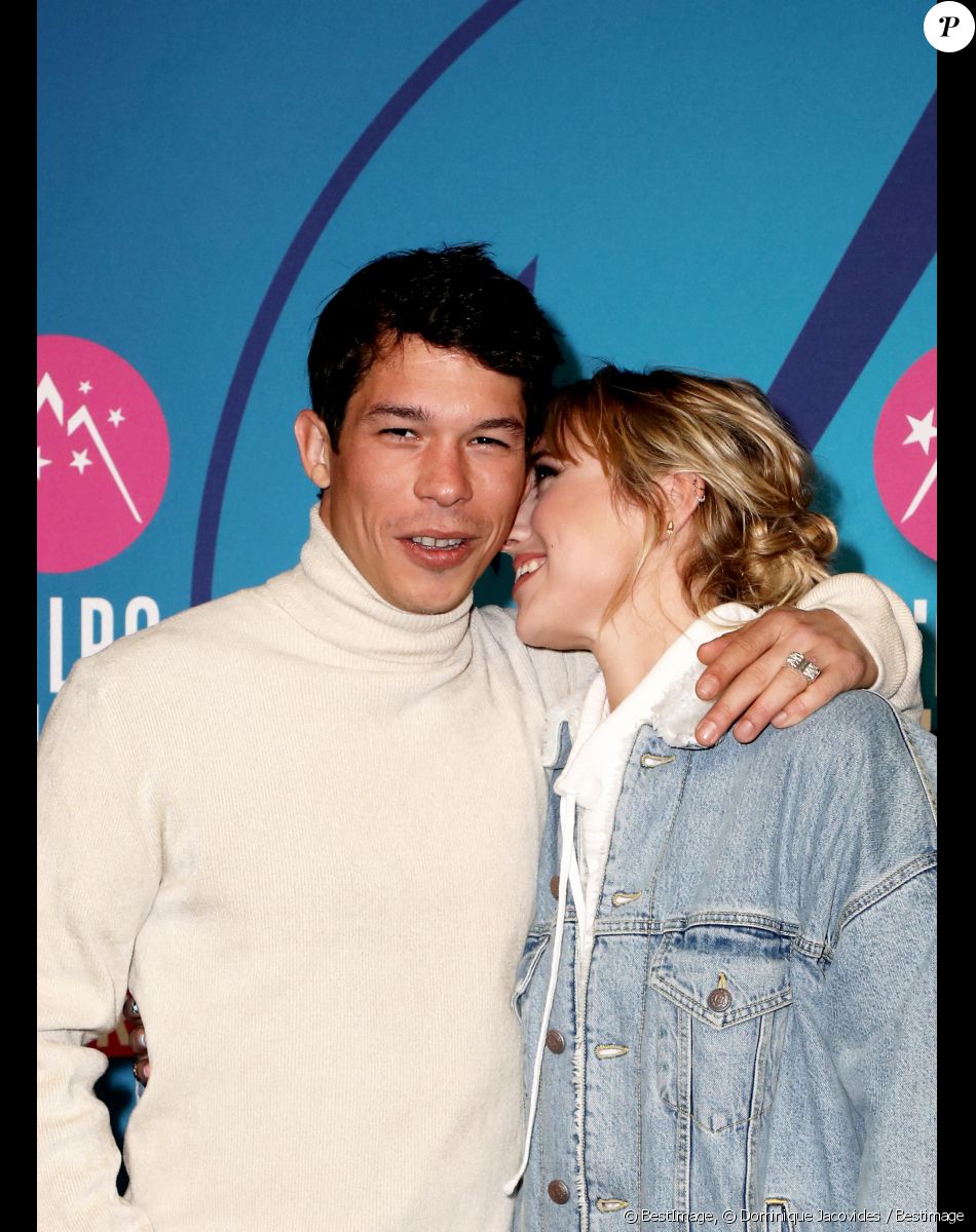 Chloé Jouannet et son compagnon Sandor Funtek - Photocall de la soirée lors de la 25ème édition du Festival international du film de comédie de l'Alpe d'Huez le 20 janvier 2022 © Dominique Jacovides / Bestimage