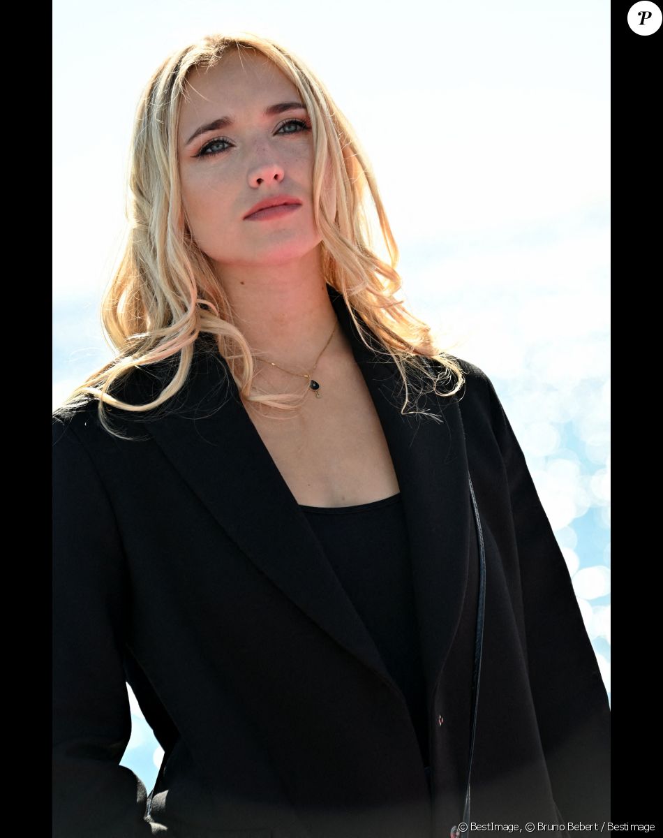 Chloé Jouannet lors du photocall de "Derby Girl" dans le cadre de Canneseries saison 3 au Palais des Festivals à Cannes le 12 octobre 2020. © Bruno Bebert / Bestimage