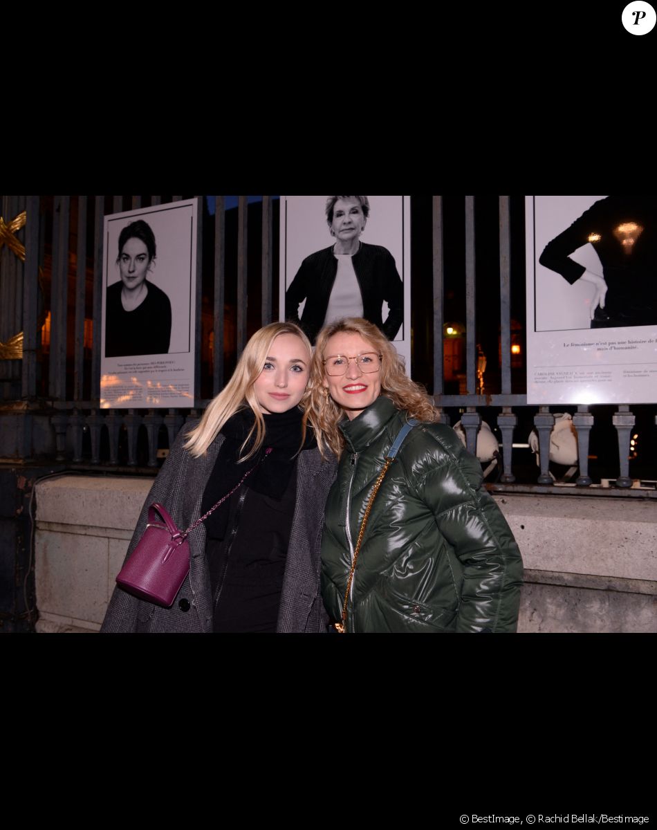 Exclusif - Chloé Jouannet et sa mère Alexandra Lamy au vernissage de l'exposition photos "Libres et égales" à l'occasion de la journée internationale des droits des femmes sur les grilles de la cour d'appel à Paris, France, le 6 mars 2020 © Rachid Bellak/Bestimage