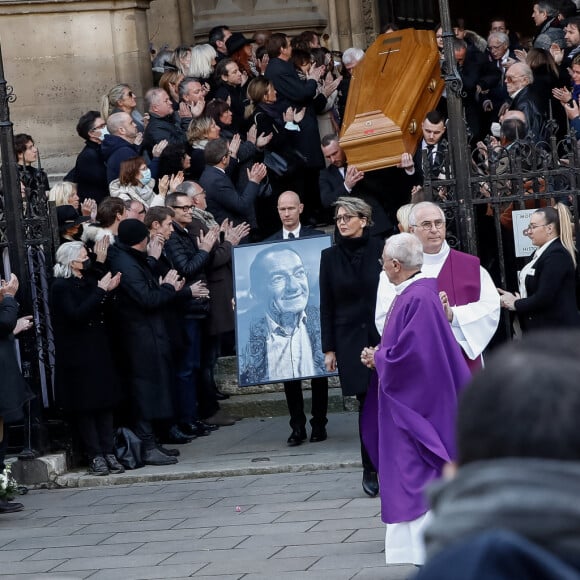 Sortie du cercueil - Sorties des obsèques de Jean-Pierre Pernaut en la Basilique Sainte-Clotilde à Paris, France le 9 mars 2022. © Aurelien Morissard/Panoramic/Bestimage