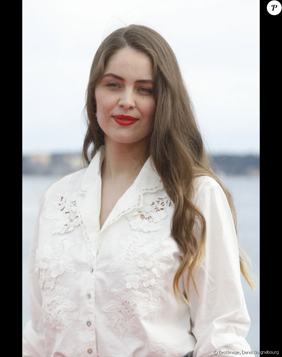 Marie-Ange Casta - Photocall de la série "Visions" lors de la 5ème saison du festival International des Séries "Canneseries" à Cannes, France, le 3 avril 2022. © Denis Guignebourg/Bestimage