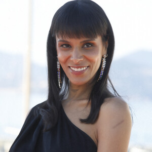 Shy'm (Tamara Marthe) au photocall de la série "Cannes confidential" lors de la 5ème saison du festival International des Séries "Canneseries" à Cannes le 5 avril 2022. © Denis Guignebourg / Bestimage