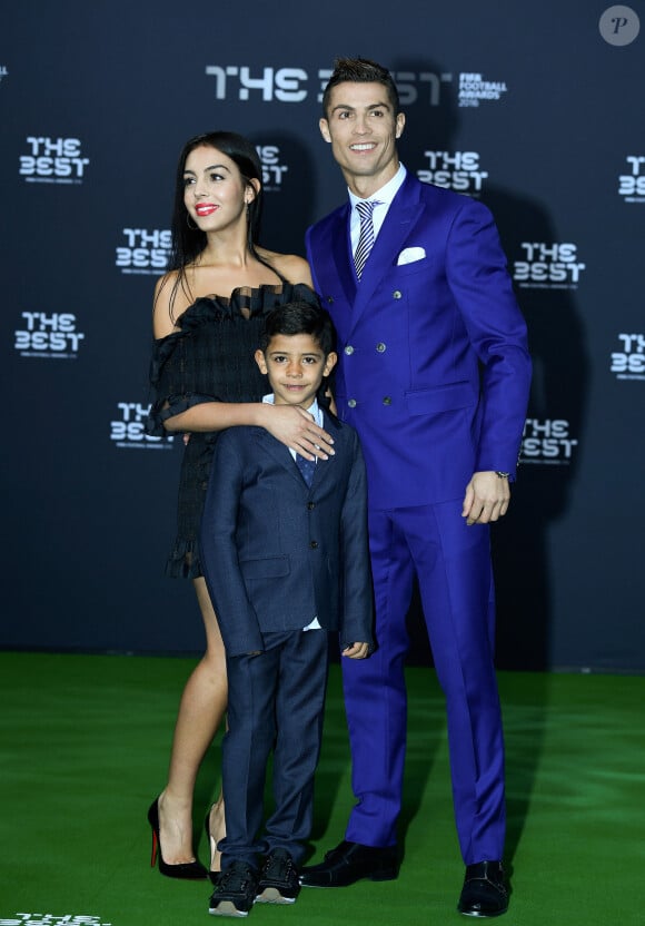 Cristiano Ronaldo , son fils Cristiano Jr et sa compagne Georgina Rodriguez au photocall des FIFA Football Awards à Zurich le 9 janvier 2017.