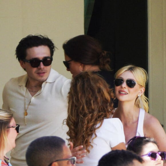 Les jeunes mariés Nicola Peltz et Brooklyn Beckham au brunch post-mariage / Splash News/ABACAPRESS.COM