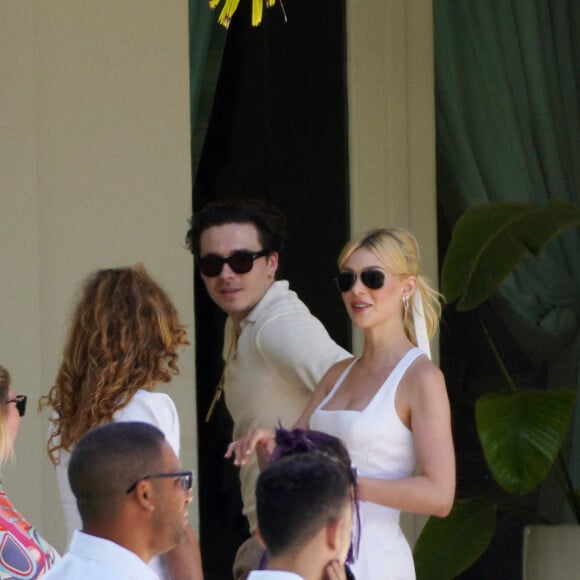 Les jeunes mariés Nicola Peltz et Brooklyn Beckham au brunch post-mariage / Splash News/ABACAPRESS.COM