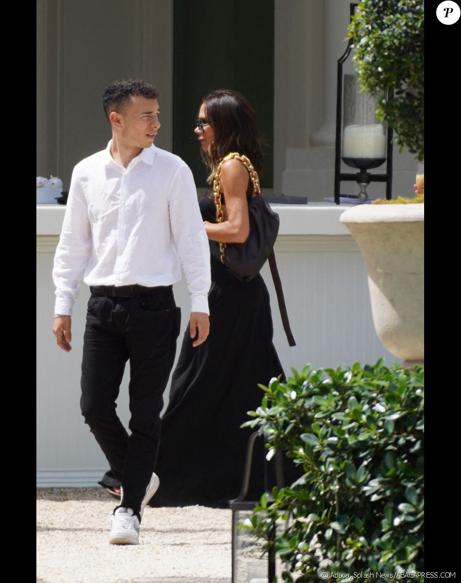 Victoria Beckham arrive au brunch post-mariage de son fils Brooklyn Beckham / Splash News/ABACAPRESS.COM