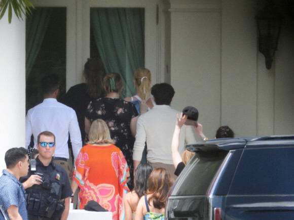 Exclusif - Brooklyn Beckham, Nicola Peltz - Brooklyn Beckham et sa femme Nicola Peltz retrouvent leurs amis dans la maison familale des Peltz, le lendemain de leur mariage à Palm Beach, en Floride le 10 avril 2022. 