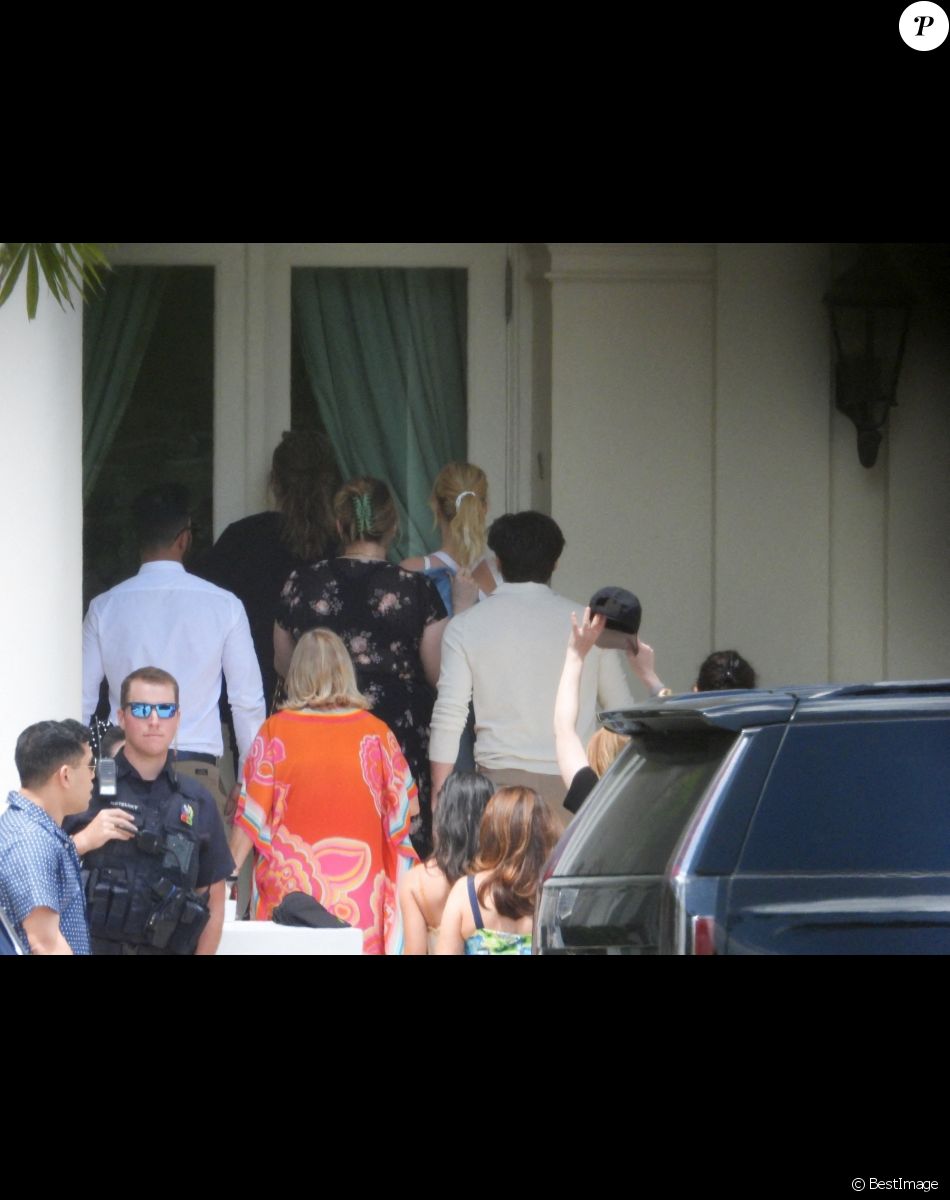 Exclusif - Brooklyn Beckham, Nicola Peltz - Brooklyn Beckham et sa femme Nicola Peltz retrouvent leurs amis dans la maison familale des Peltz, le lendemain de leur mariage à Palm Beach, en Floride le 10 avril 2022.