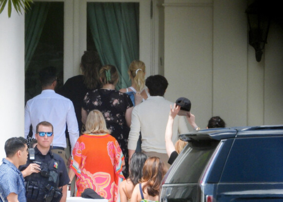 Exclusif - Brooklyn Beckham, Nicola Peltz - Brooklyn Beckham et sa femme Nicola Peltz retrouvent leurs amis dans la maison familale des Peltz, le lendemain de leur mariage à Palm Beach, en Floride le 10 avril 2022. 