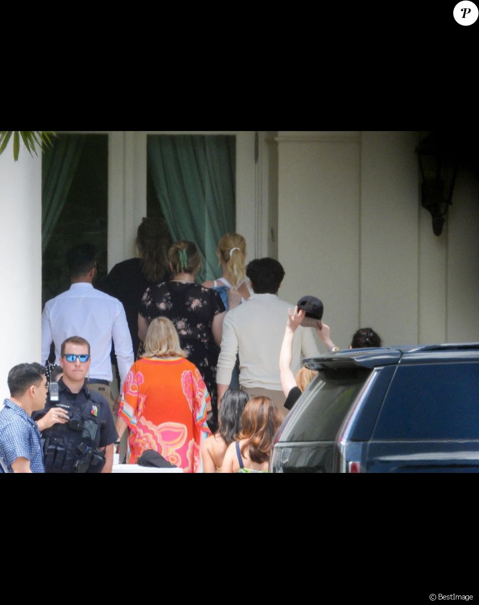 Exclusif - Brooklyn Beckham, Nicola Peltz - Brooklyn Beckham et sa femme Nicola Peltz retrouvent leurs amis dans la maison familale des Peltz, le lendemain de leur mariage à Palm Beach, en Floride le 10 avril 2022.
