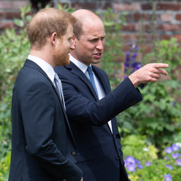 Le prince William, duc de Cambridge, et son frère Le prince Harry, duc de Sussex, se retrouvent à l'inauguration de la statue de leur mère, la princesse Diana dans les jardins de Kensington Palace à Londres, le 1er juillet 2021. Ce jour-là, la princesse Diana aurait fêté son 60 ème anniversaire. 