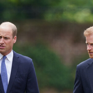 Le prince William, duc de Cambridge, et son frère Le prince Harry, duc de Sussex, se retrouvent à l'inauguration de la statue de leur mère, la princesse Diana dans les jardins de Kensington Palace à Londres, le 1er juillet 2021. Ce jour-là, la princesse Diana aurait fêté son 60 ème anniversaire. 