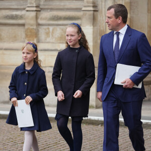 Peter, Isla et Savannah Phillips lors du service d'action de grâce en hommage au prince Philip, duc d'Edimbourg, à l'abbaye de Westminster à Londres, Royaume Uni, le 29 mars 2022. Le prince Philip, duc d'Edimbourg, est décédé le 9 avril 2021. © Julien Burton/Bestimage 