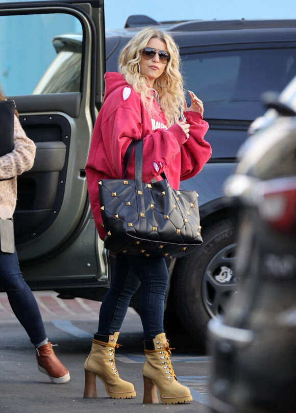 Exclusif - Jessica Simpson sort pour une journée shopping à Los Angeles, Californie, Etats-Unis, le 15 février 2022. 