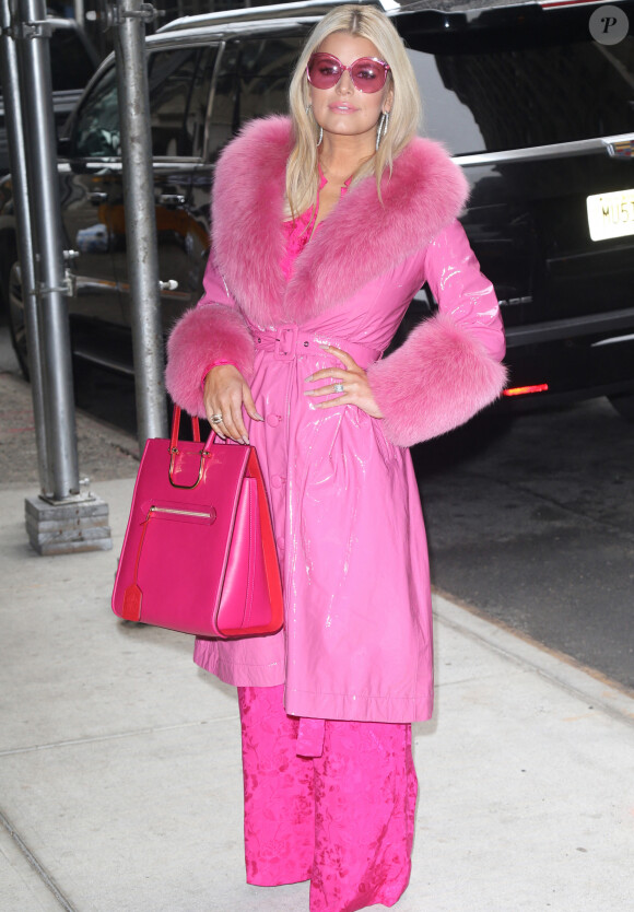 Jessica Simpson à New York porte une tenue rose de la tête aux pieds le 4 février 2020. 