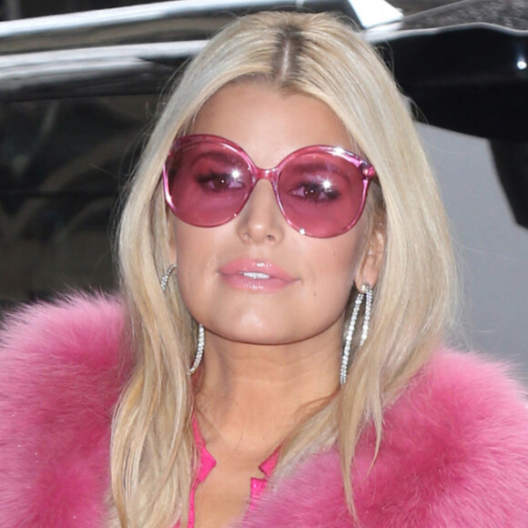 Jessica Simpson à New York porte une tenue rose de la tête aux pieds le 4 février 2020. 