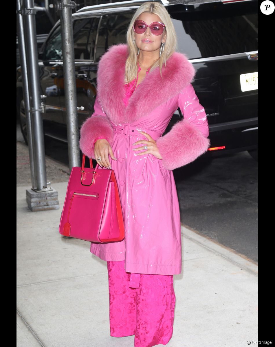 Jessica Simpson à New York porte une tenue rose de la tête aux pieds le 4 février 2020.
