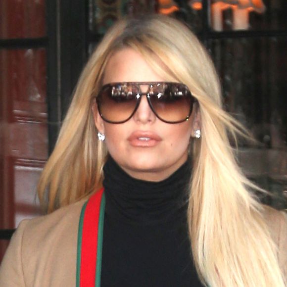 Jessica Simpson porte un manteau Gucci et se promène dans les rues de New York le 26 septembre 2019. 
