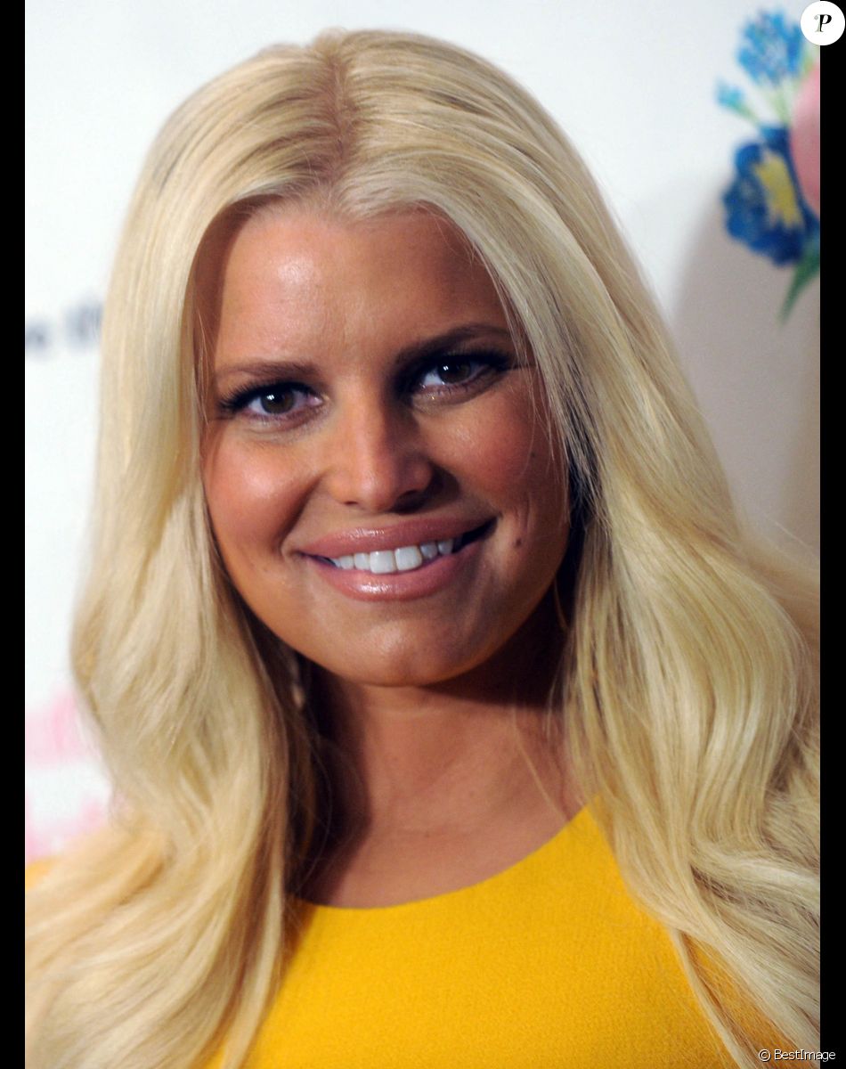 Jessica Simpson souriante a l'événement Outstanding Mother Awards a New York, le 11 mai 2018.
