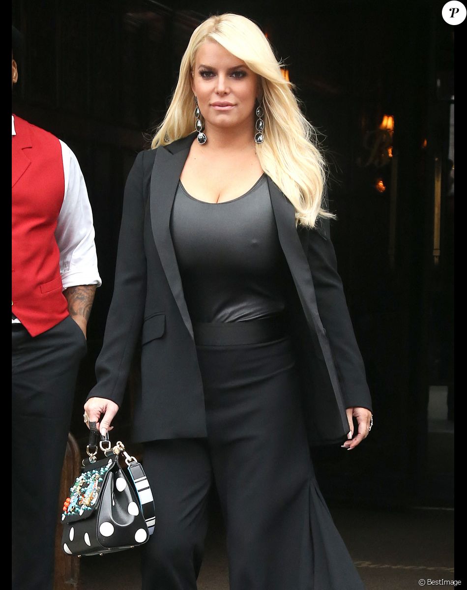 Jessica Simpson sort du Bowery Hotel à New York, le 20 avril 2017.