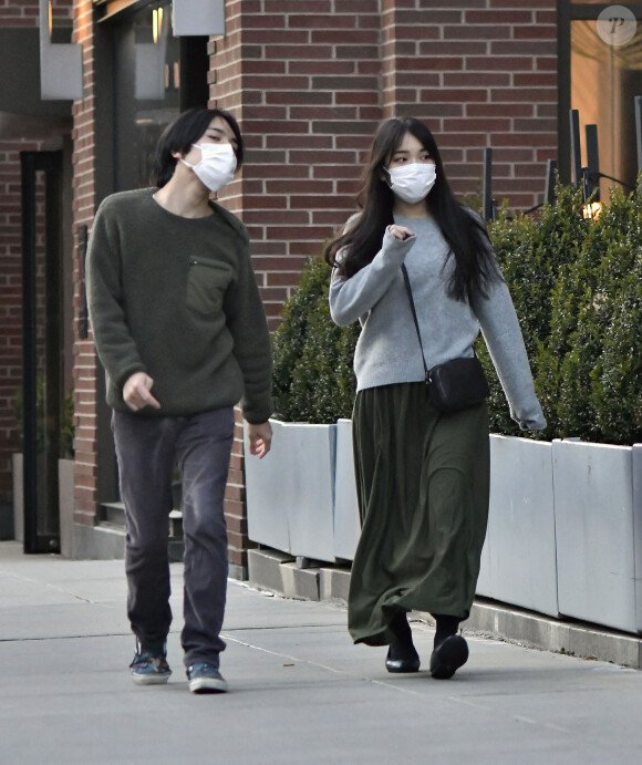 Exclusif - L'ancienne princesse japonaise Mako et son mari Kei Komuro se baladent dans les rues de New York City, New York, Etats-Unis, le 12 décembre 2021.