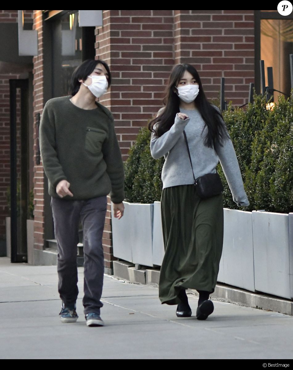 Exclusif - L'ancienne princesse japonaise Mako et son mari Kei Komuro se baladent dans les rues de New York City, New York, Etats-Unis, le 12 décembre 2021.