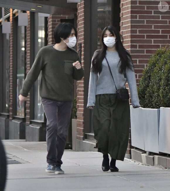 Exclusif - L'ancienne princesse japonaise Mako et son mari Kei Komuro se baladent dans les rues de New York City, New York, Etats-Unis, le 12 décembre 2021.