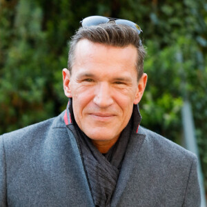 Benjamin Castaldi quitte le studio Gabriel à Paris, après l'enregistrement de l'émission "Vivement Dimanche" consacrée à Y.Montand et diffusée le 14 novembre 2021 sur France 2. Le 28 octobre 2021. © Christophe Clovis / Bestimage