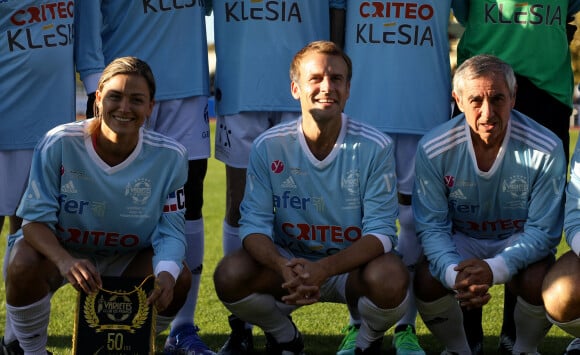 Le président de la République Emmanuel Macron, Jean-Michel Larqué, Marcel Desailly, Arsène Wenger, Christian Karembeu, Nicolas Douchez, Sonny Anderson, Sidney Govou, Laure Boulleau, Alain Giresse, Karl Olive, le maire de Poissy et Rudi Garcia avant le coup d'envoi match de football caritatif, au profit de la Fondation Hôpitaux de Paris-Hôpitaux de France dans la cadre de l'opération "Pièces jaunes", présidée par la Première Dame, opposant le Variétés Club de France à une sélection de soignants du centre hospitalier intercommunal de Poissy Saint-Germain-en-Laye, au stade Léo-Lagrange à Poissy, Yvelines, France, le 14 octobre 2021. Le président de la République Emmanuel Macron sera aligné au poste de milieu défensif avec un maillot floqué du numéro 3 pour la rencontre du Variétés Club de France. © Dominique Jacovides/Bestimage