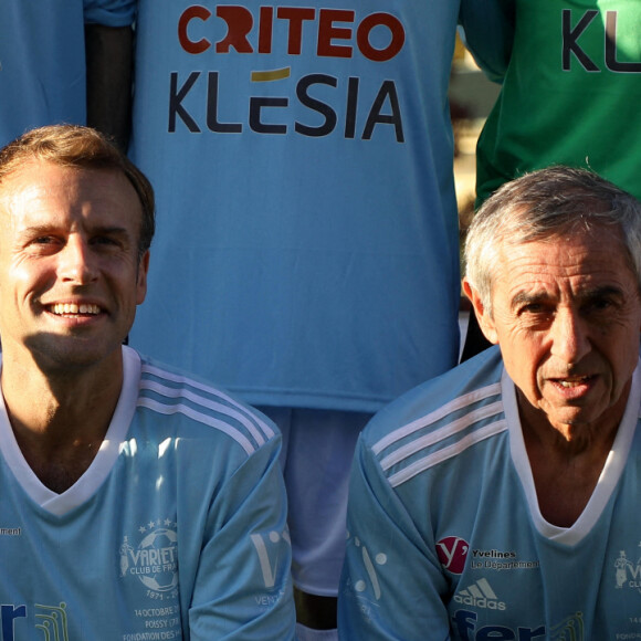 Le président de la République Emmanuel Macron, Jean-Michel Larqué, Marcel Desailly, Arsène Wenger, Christian Karembeu, Nicolas Douchez, Sonny Anderson, Sidney Govou, Laure Boulleau, Alain Giresse, Karl Olive, le maire de Poissy et Rudi Garcia avant le coup d'envoi match de football caritatif, au profit de la Fondation Hôpitaux de Paris-Hôpitaux de France dans la cadre de l'opération "Pièces jaunes", présidée par la Première Dame, opposant le Variétés Club de France à une sélection de soignants du centre hospitalier intercommunal de Poissy Saint-Germain-en-Laye, au stade Léo-Lagrange à Poissy, Yvelines, France, le 14 octobre 2021. Le président de la République Emmanuel Macron sera aligné au poste de milieu défensif avec un maillot floqué du numéro 3 pour la rencontre du Variétés Club de France. © Dominique Jacovides/Bestimage