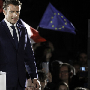 Le président de la République française et candidat du parti centriste La République en marche (LREM) à la réélection, Emmanuel Macron lors d'un rassemblement sur la place du château de Strasbourg, dans l'Est de la France, le 12 avril 2022. © Stéphane Lemouton/Bestimage