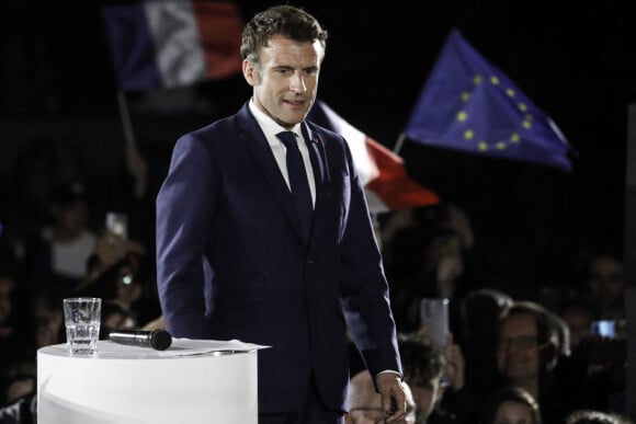 Le président de la République française et candidat du parti centriste La République en marche (LREM) à la réélection, Emmanuel Macron lors d'un rassemblement sur la place du château de Strasbourg, dans l'Est de la France, le 12 avril 2022. © Stéphane Lemouton/Bestimage