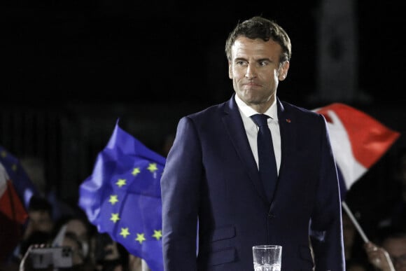 Le président de la République française et candidat du parti centriste La République en marche (LREM) à la réélection, Emmanuel Macron lors d'un rassemblement sur la place du château de Strasbourg, dans l'Est de la France, le 12 avril 2022. © Stéphane Lemouton/Bestimage