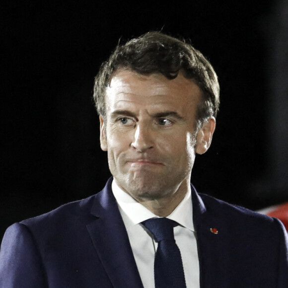 Le président de la République française et candidat du parti centriste La République en marche (LREM) à la réélection, Emmanuel Macron lors d'un rassemblement sur la place du château de Strasbourg, dans l'Est de la France, le 12 avril 2022. © Stéphane Lemouton/Bestimage