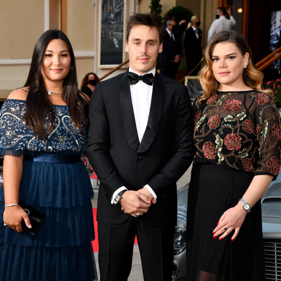 Marie et Louis Ducruet et sa soeur Camille Gottlieb durant l'avant première du dernier James Bond " No Time To Die" au Casino de Monaco, le 29 septembre 2021. Pour assister à cette soirée il a fallut payer 2500 Dollars soit un peu plus de 2000 Euros. Les recettes serviront à financer le nouveau prix remis en l'honneur de Sir Roger Moore, ancien agent 007 et résident du Rocher, disparu en 2017. L'acteur britannique avait fait ses débuts grâce à cette fondation, qui, comme le voulait la princesse Grace Kelly, se consacre à aider des jeunes artistes émergents dans le théâtre, la danse ou le cinéma, grâce à des bourses professionnelles. © Bruno Bebert/Bestimage  ’No Time to Die' movie premiere at the Monte-Carlo Opera. This charity screening is organised by the Princess Grace Foundation to support emerging talents in theater, dance and film. For the sum of $ 2,500, a privileged few will be able to attend the evening, with a screening of the film at the opera followed by a dinner in the lounges of the Casino de Monte-Carlo. The opportunity also to pay tribute to Roger Moore who played the secret agent 7 times.