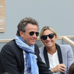 Anne-Sophie Lapix et son mari Arthur Sadoun dans les tribunes des internationaux de France de tennis de Roland Garros à Paris, France, le 9 juin 2019.