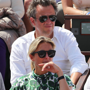 Anne-Sophie Lapix et son mari Arthur Sadoun dans les tribunes lors de la finale homme des Internationaux de Tennis de Roland-Garros à Paris le 11 juin 2017