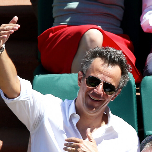 Anne-Sophie Lapix et son mari Arthur Sadoun dans les tribunes lors des internationaux de France de Roland Garros à Paris. Le 10 juin 2017