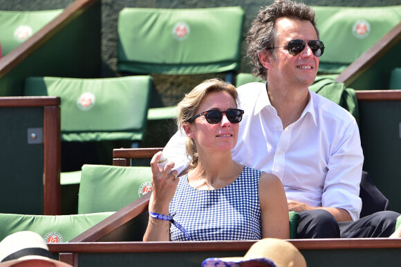 Anne-Sophie Lapix et son mari Arthur Sadoun dans les tribunes lors de la demi-finale des Internationaux de tennis de Roland-Garros à Paris, le 5 juin 2015.