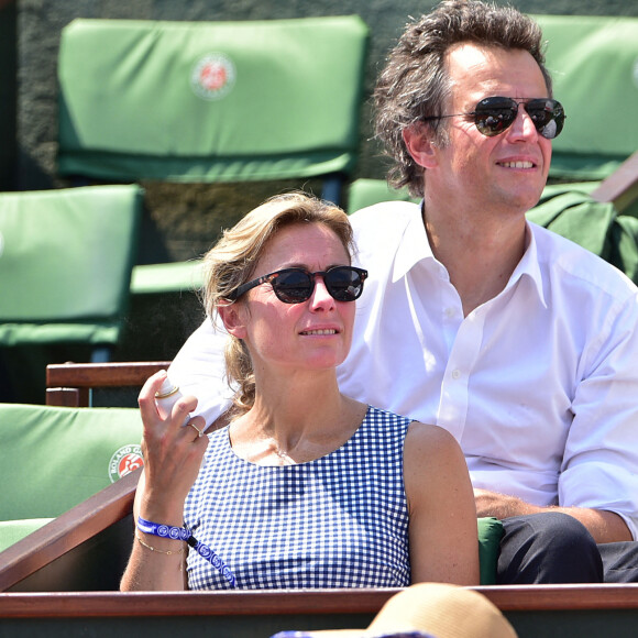 Anne-Sophie Lapix et son mari Arthur Sadoun dans les tribunes lors de la demi-finale des Internationaux de tennis de Roland-Garros à Paris, le 5 juin 2015.