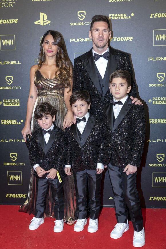 Lionel Leo Messi (Ballon d'Or pour la 7ème fois) avec sa femme Antonella Roccuzzo et ses enfants Thiago, Mateo et Ciro - Photocall de la cérémonie du Ballon d'Or au Théâtre du Châtelet. © Cyril Moreau/Bestimage